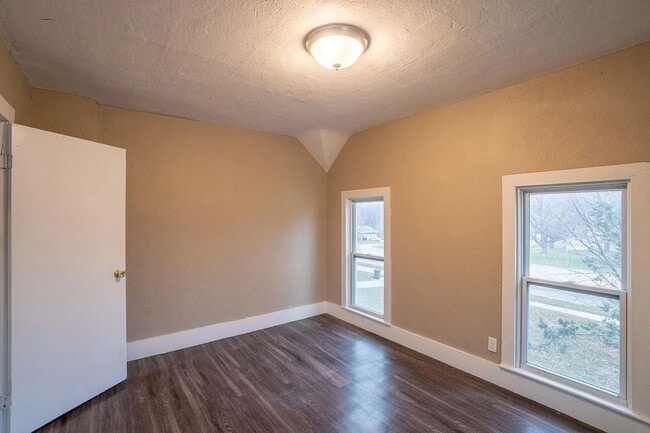 Building Photo - 4 Bedroom 1 Bath - Short term lease available contact for more information