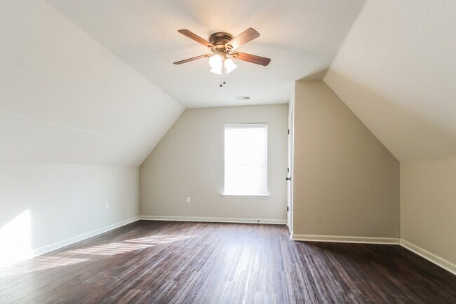 Building Photo - 7459 Aylesbury Ln