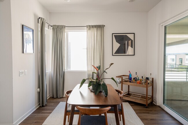 Dining room with Ceiling speakers - 26939 Goldfinch Ln