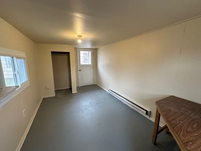 Building Photo - Cozy and Conveniently Located 2 Bed 1 Bath...