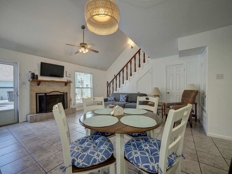 Building Photo - 15201 Leeward Dr