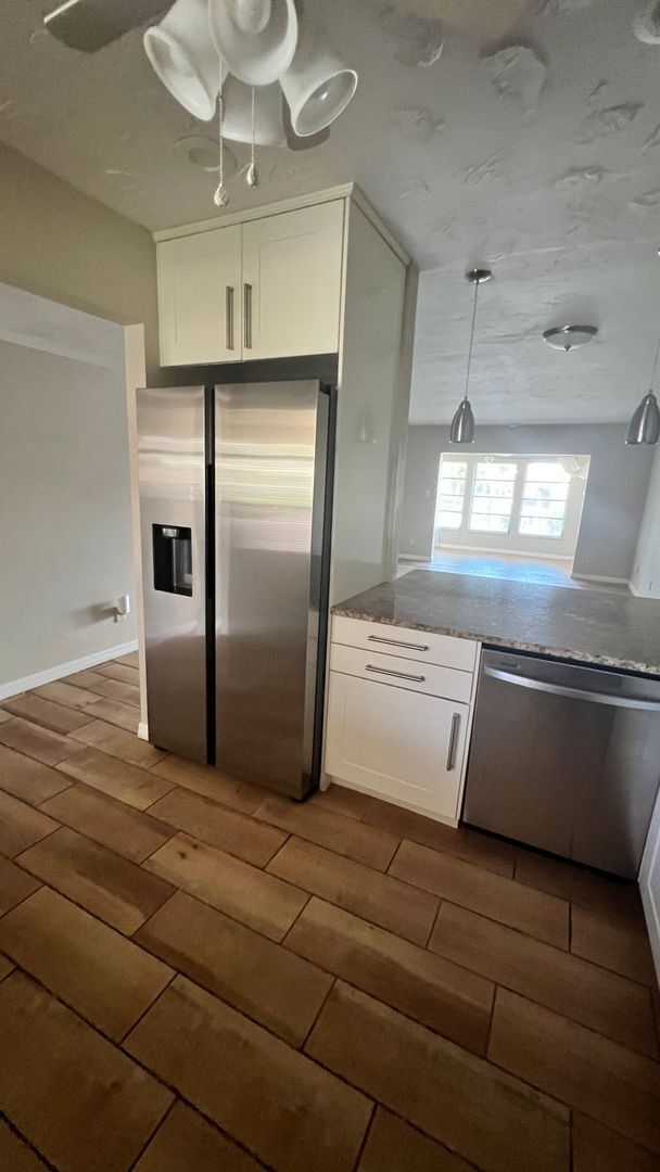 Building Photo - Waterfront, 2 bed 2 bath with boat dock an...