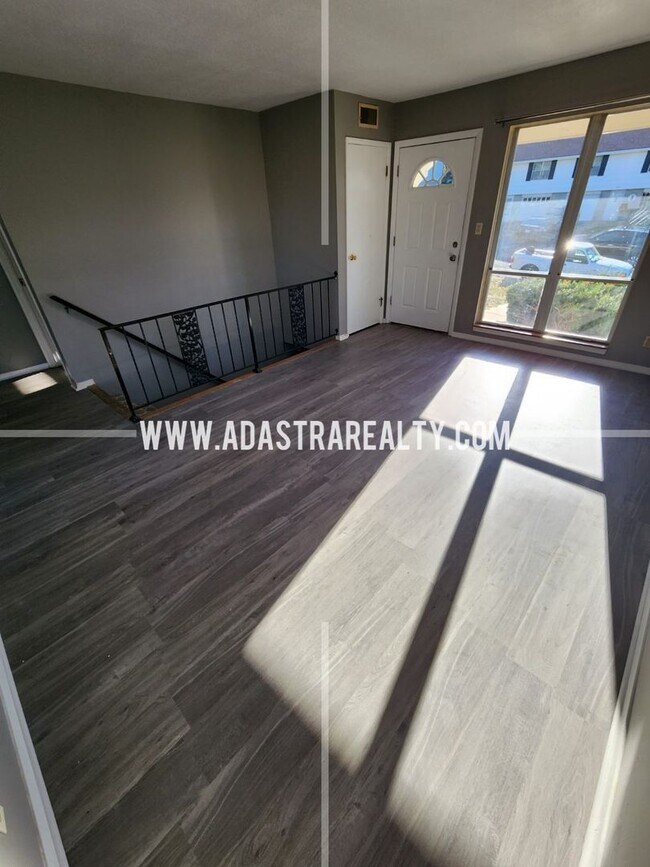 Building Photo - Awesome 2 Bedroom Duplex in Overland Park-Available in APRIL!!