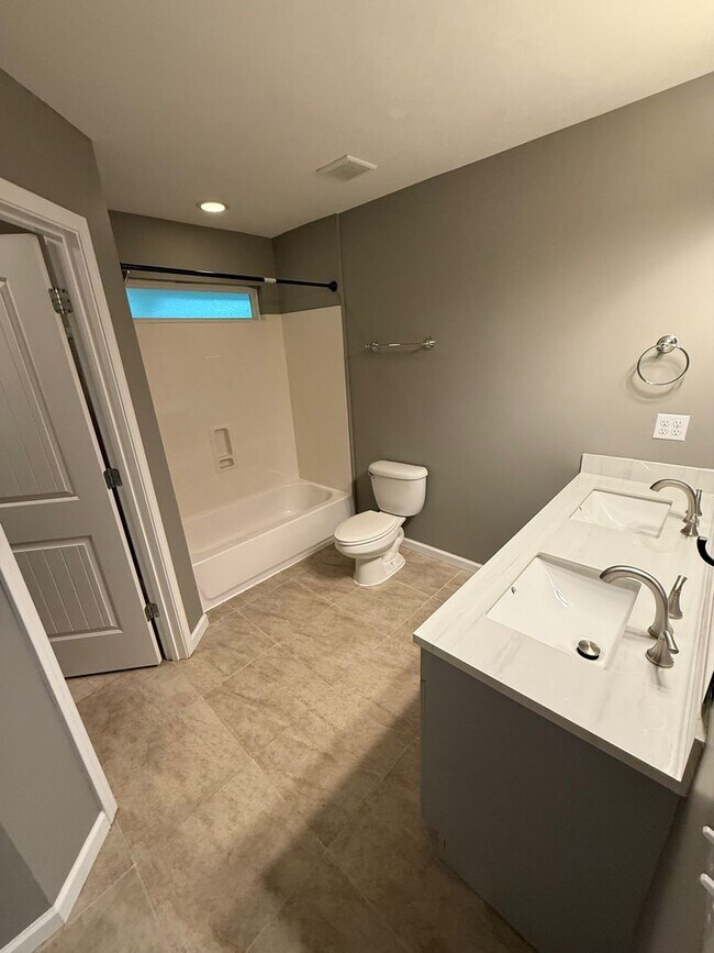 Building Photo - Charming home close to Turkey Creek, No HO...