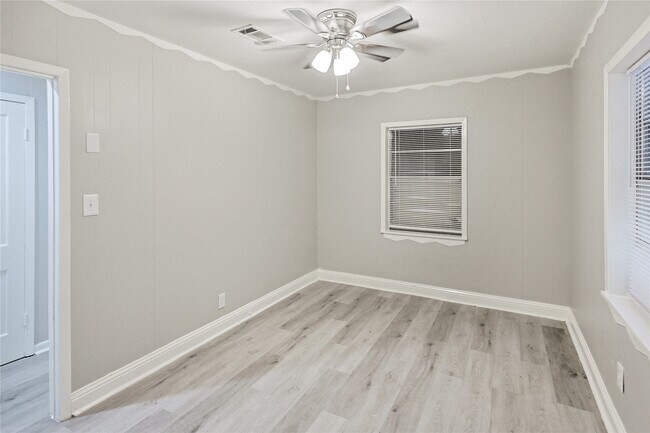 Building Photo - 1106-12th 1/2 12th 1/2 St N