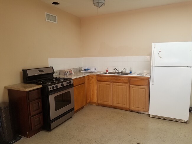 Kitchen - 213 N Helena St