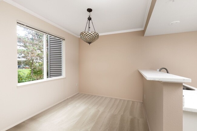 Building Photo - Beautifully Updated 2 Bedroom 2 Bath Sammamish Condo in Sundance at Klahanie!