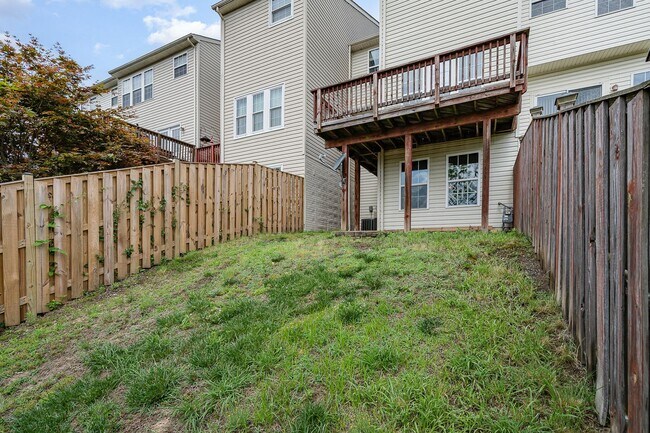 Building Photo - NORTH STAFFORD WELL MAINTAINED TOWNHOME FO...