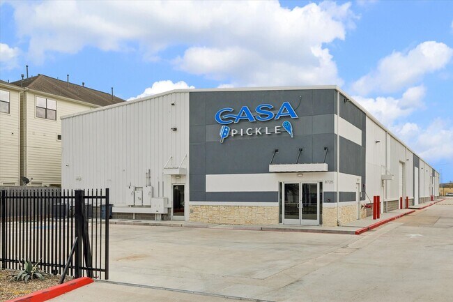 Building Photo - 8715 Meadowcroft Dr