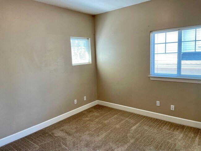 Building Photo - Newer 5 Bedroom House Close to Cal Poly