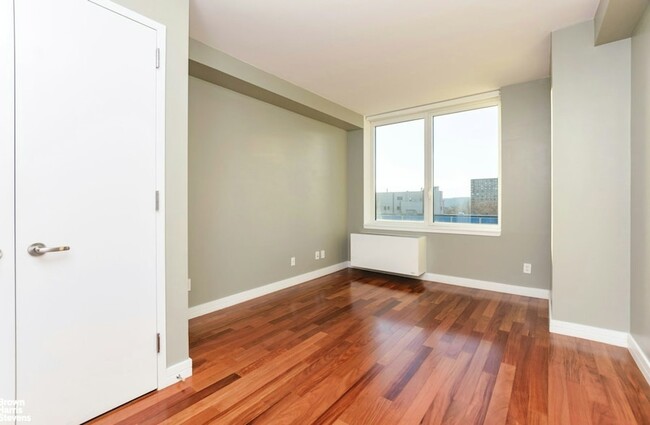 Building Photo - 640 W 237th St