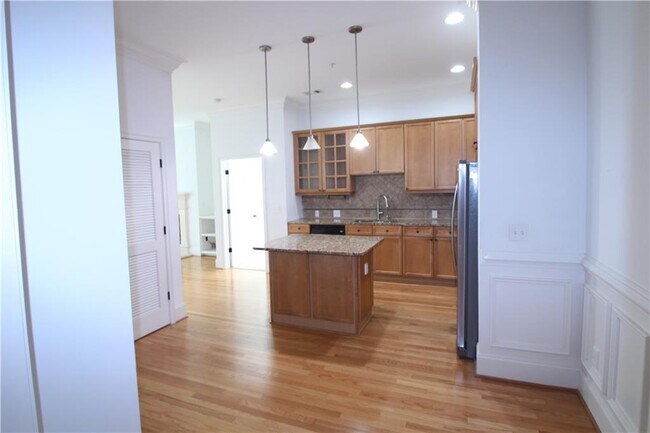 Building Photo - 11 Perimeter Center E