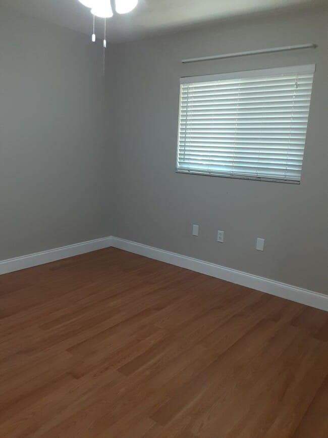 Building Photo - Annual unfurnished 3/2 nicely renovated SFH with large yard overlooking a lake.