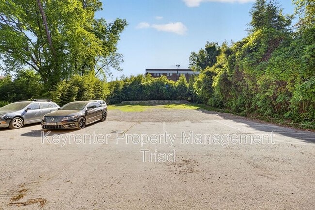 Building Photo - 115 S Mendenhall St