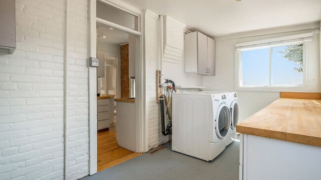 Building Photo - Unique 2 Bed, 1 Bath Home in the Lincoln P...