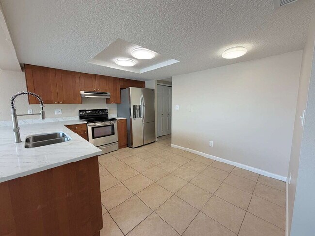 Building Photo - Spacious 2/2 with home with fenced yard in great Port Richey location.