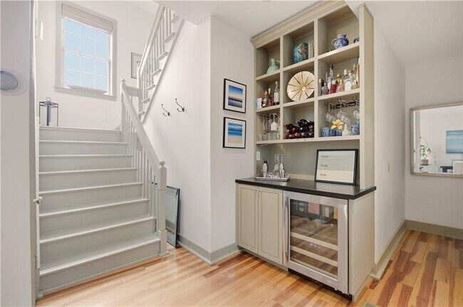 Building Photo - 364 Bellevue Ave