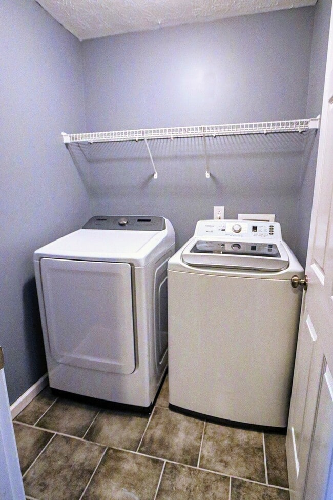 Building Photo - Spacious and cozy 3BR/2.5 bath townhome in...