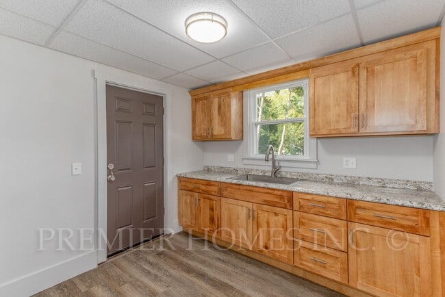 Building Photo - 3 Bed Home with Garage, Private Driveway & Yard – $1,495/mo