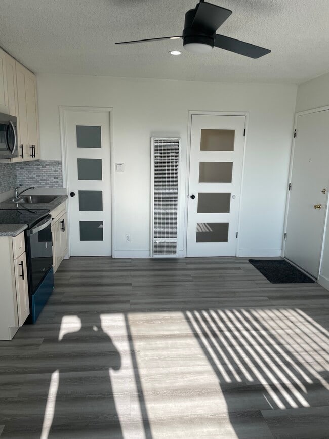 Building Photo - 305 E Plymouth St