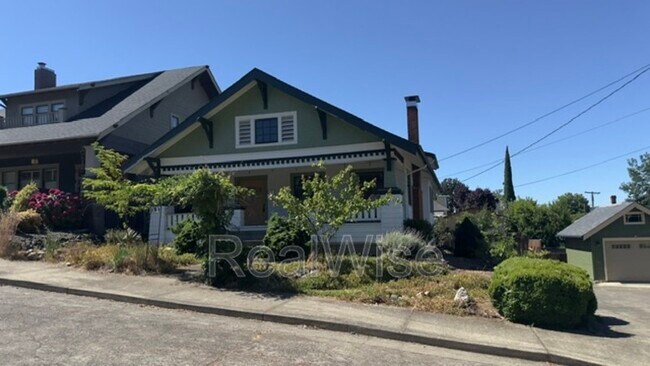 Building Photo - 837 SE Blakeley Ave