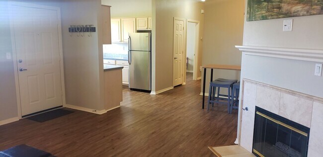 Building Photo - Beautiful 3 bedroom condo, located in a 24 hour guard gated community