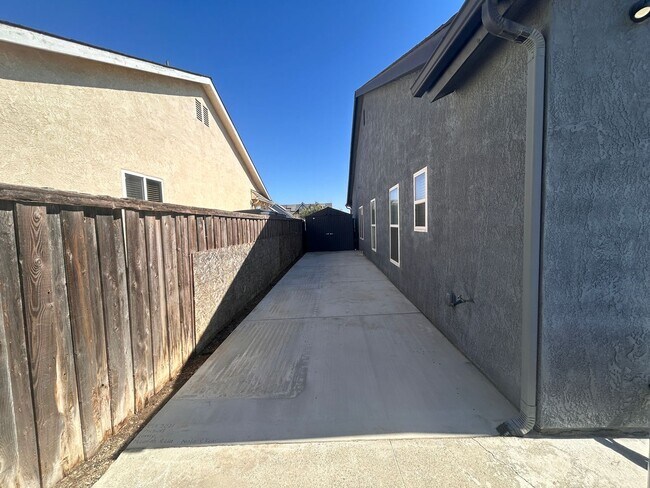 Building Photo - Designer living with extra solar panels in North Hanford.