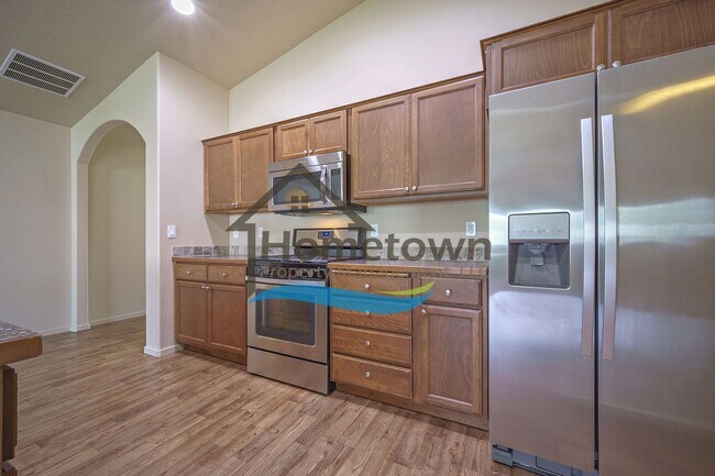 Building Photo - 3 Bedroom 2 Bathroom Home with Attached 2 ...