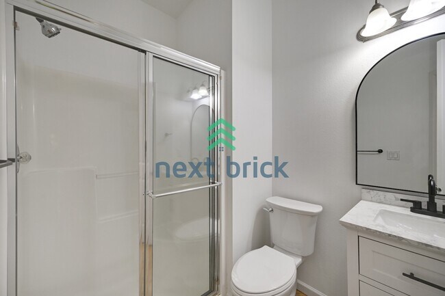 Building Photo - "Spacious 4-Bed Townhouse Retreat: 3.5 Baths & 2400 sq ft of Comfort in Auburn, WA!"