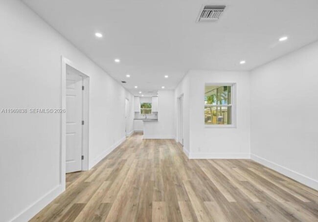 Building Photo - 816 N Golf Dr