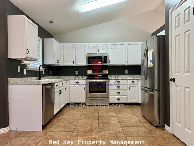 Building Photo - 970 W Single Family Home
