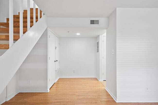 Building Photo - 8100 Seawall Blvd