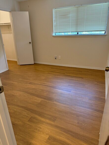 11.5'x11.5' ~130 sq ft bedroom w/ walk-in closet - 7000 Oak Meadow Cir
