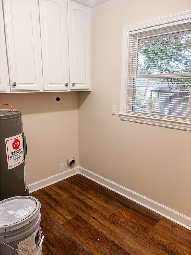 Building Photo - 609 E Chelly St