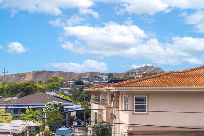 Building Photo - Spacious 3 Bedroom, 2.5 Bath Single Family...