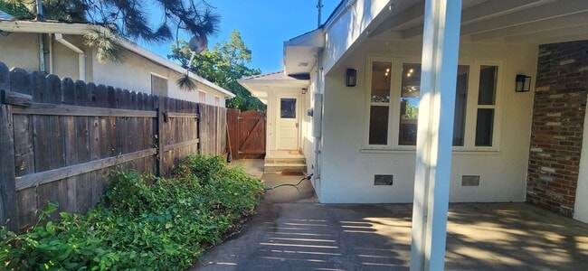 Building Photo - 3 Bedroom 1 Bathroom Charmer in Hollywood ...