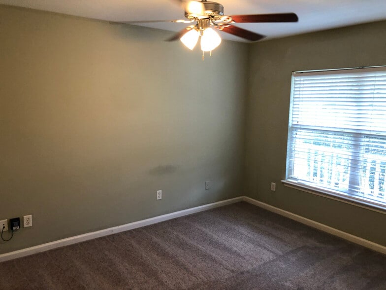 Building Photo - 304 Gary Cir