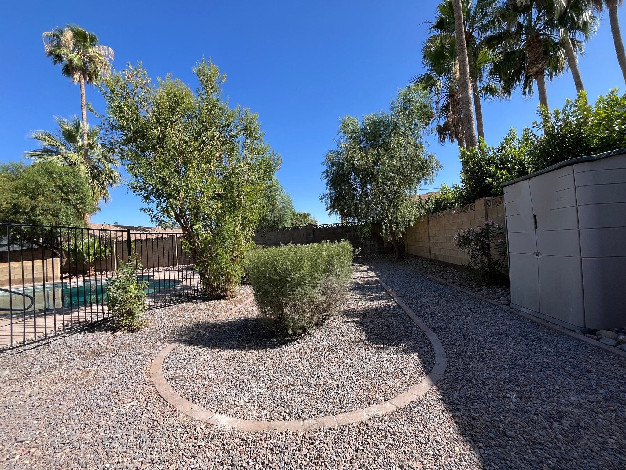 Building Photo - 8611 E Vista Dr