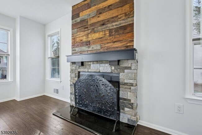 Building Photo - 13 Winding Brook Rd