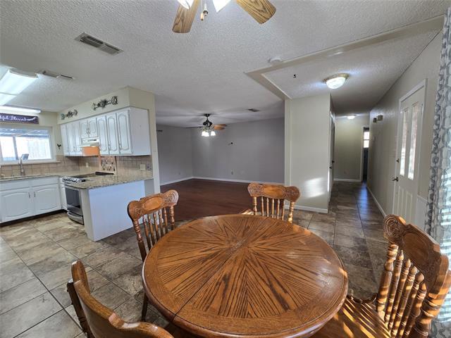 Building Photo - 301 E 6th St