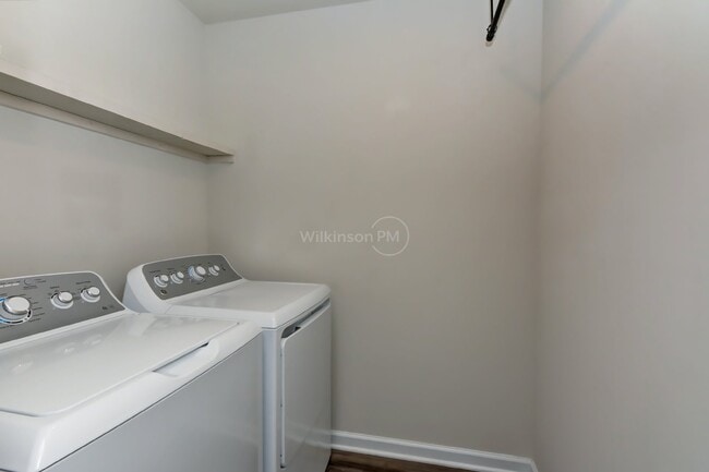 Building Photo - Stunning 4BD/2.5BTH 2-Story Single Family ...