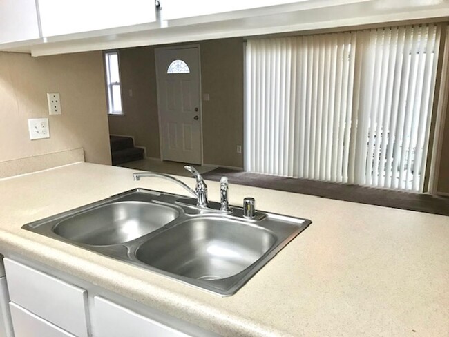 Building Photo - 3 Bed 1.5 Bath Townhouse in Antioch -- COM...