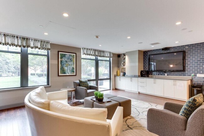 Building Photo - 1021 N Garfield St