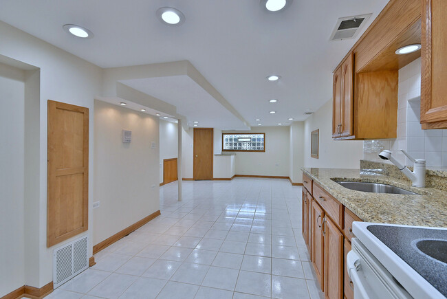 Building Photo - 5028 N Parkside Ave