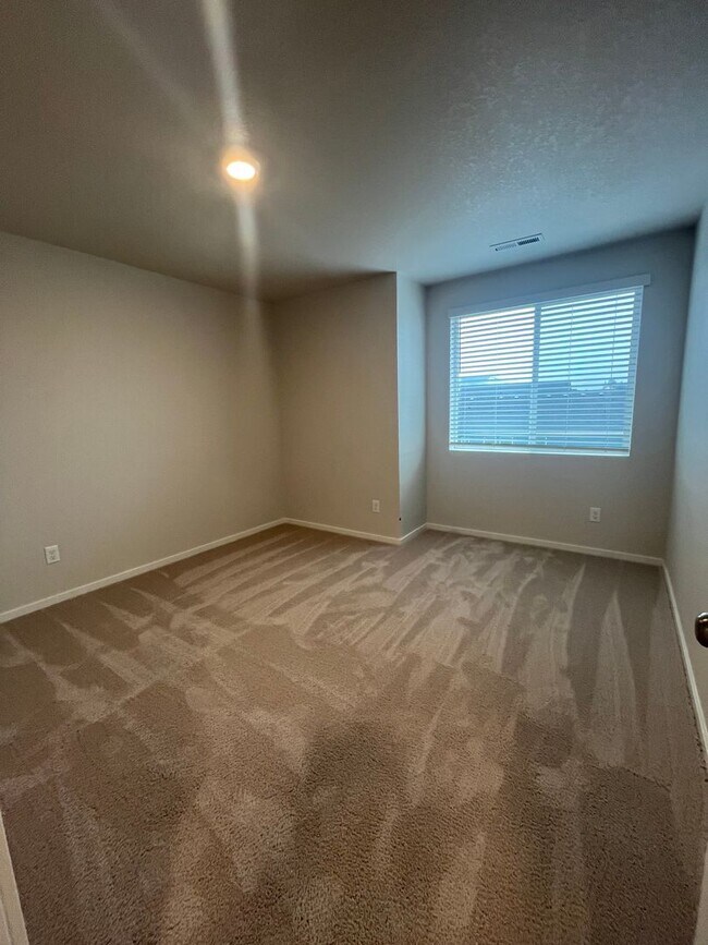Building Photo - 4-Bedroom 2.5-Bathrrom house in Springfield