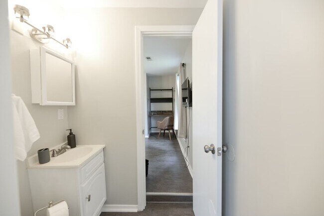 Building Photo - 912 Charlotte St