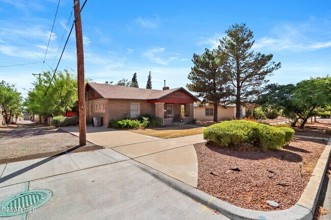 Building Photo - 2709 N Florence St