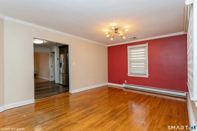 Building Photo - 680 Queen St