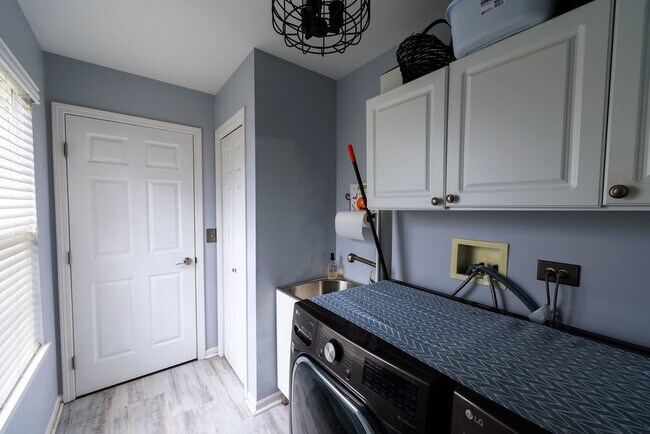 Building Photo - 25037 Brett St