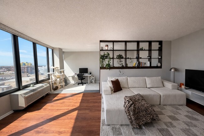 Building Photo - 5320 N Sheridan Rd